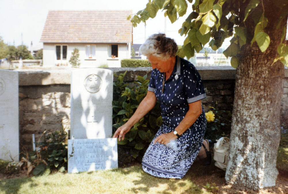 Den tidligere kona til Den Brotheridge besøker graven hans i Frankrike.