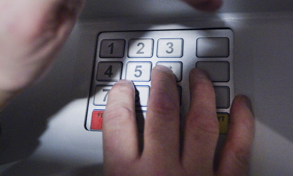 MINIBANK: To 14-åringer fikk kontroll over en minibank i Canada ved rett og slett å laste ned brukerhåndboken fra internett og taste inn standardpassordet. Men er dette mulig i Norge? Illustrasjonsfoto.