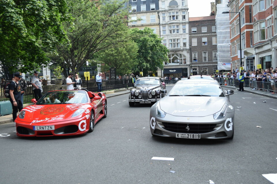GUMBALL: To Ferrarier og en klassisk Jaguar på vei ut av London under Gumball. Jokke og Espen har vært med på å kjøre fra Edinburgh til Paris. Løpet avsluttes på Ibiza 11. juni.