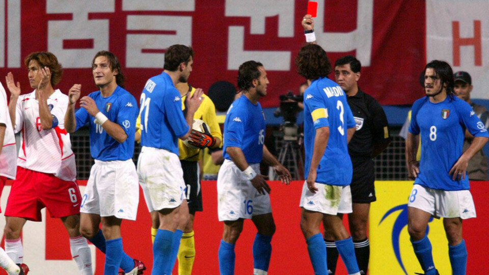 ØYEBLIKKET: Francesco Totti og Italia-spillerne kunne knapt tro det, men Byron Moreno dro opp det røde kortet til Roma-stjernen.
