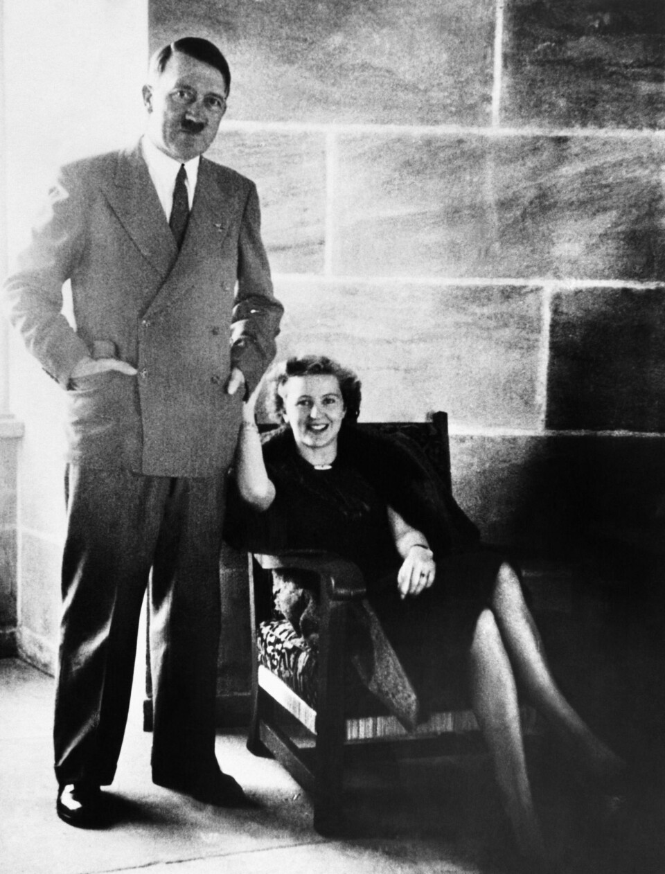 RØMTE?: En nå frigitt FBI-rapport fra 1945 hevder at Adolf Hitler og Eva Braun rømte fra Berlin i krigens siste dager og skjulte seg i Argentina. Her er paret sammen i Bavaria rundt 1940.