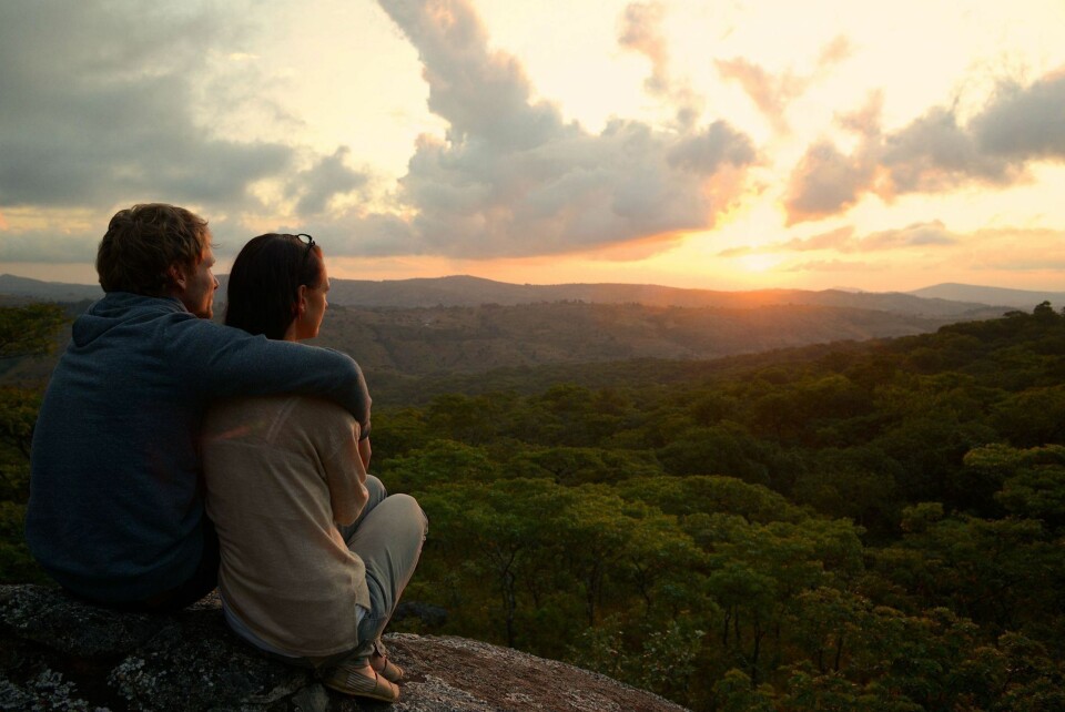 BRØT OPP: Aaron og Gemma nyter solnedgangen i Ntchisi i Malawi. Begge forlot sine stressende jobber i London for å leve ut drømmen om et annet liv.