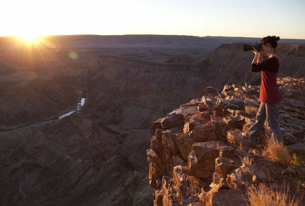Gemma knipser bilder ved Fish River Canyon i Namibia.