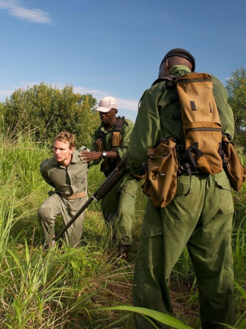 Aaron får trening i bakholdsangrep av antisnikskytterbevegelsen.