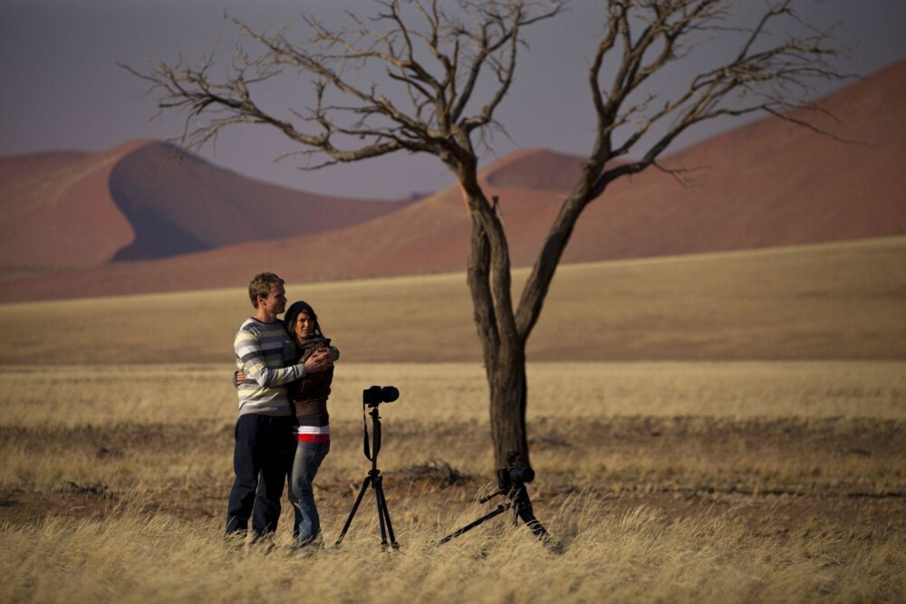 Aaron og Gemma nyter livet, her i Sossusvlei i Namibia.