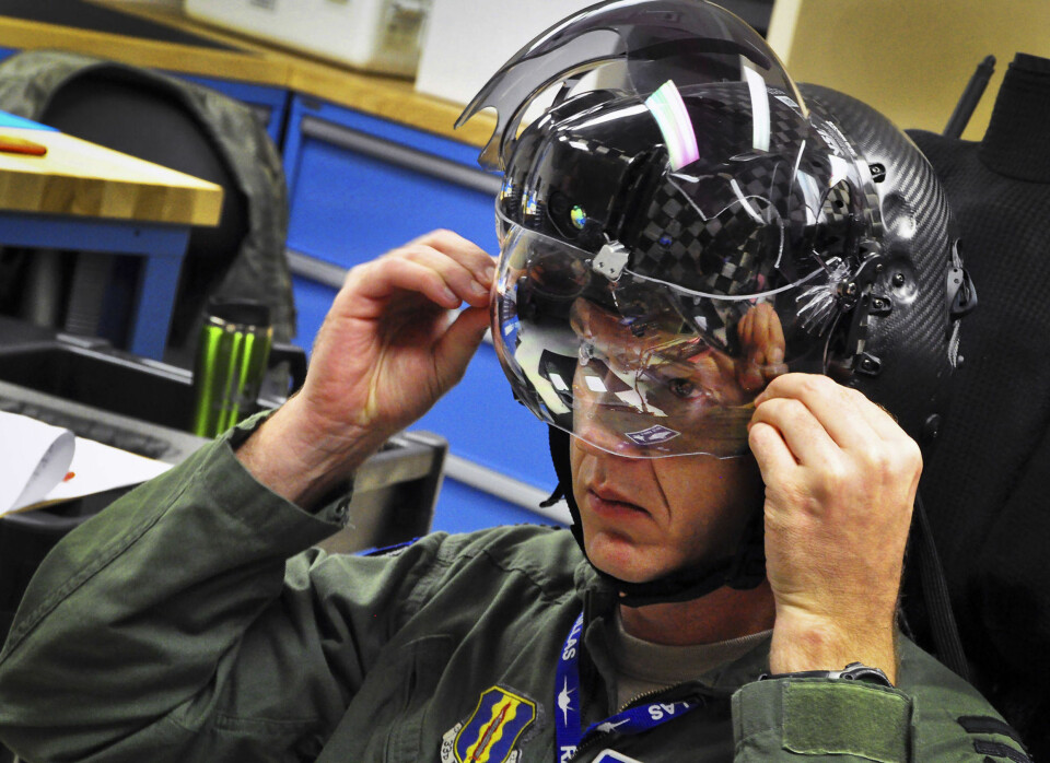 ELEKTROOPTISKE SENSORER: F-35 er utstyrt med to typer fastmonterte elektrooptiske sensorer. Den første typen er kjent som Distributed Aperture System. Denne består av seks ulike infrarøde kameraer som er plassert på ulike steder rundt flyet. Systemet i flyet setter deretter sammen et samlet bilde av hva de seks kamerane ser som vises i hjelmen til flygeren. Når flygeren snur på hodet viser systemet et bilde fra de området flygeren ser. Det vil si at om flygeren ser rett ned, så viser hjelmen et bilde av bakken under flyet, ikke bena til flygeren. Dette gir en meget god visuell situasjonsoversikt, dag og natt. Den andre er flyets elektro-optiske målangivelses-system, kjent som EOTS, og som er plassert under nesen på flyet. Dette inneholder et kraftig infrarødt kamera som F-35 kan bruke for å finne mål både i lufta og på bakken. Dette erstatter dagens systemer som bæres i egne «pod'er» utenpå flyet. Den inneholder også en laser målangiver som brukes for å styre presisjonsstyrte våpen mot mål på bakken.