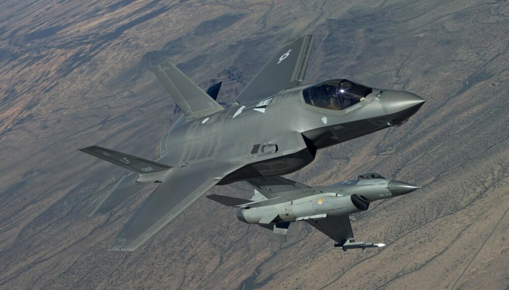 4. OG 5. GENERASJON: Dagens F-16 (i bakgrunnen) regnes som 4.  generasjon jagerfly, mens F-35 er 5. generasjon. F-35 forventes å være i full produksjon fra 2019, utviklingen av flyet ble påbegynt i 1997.