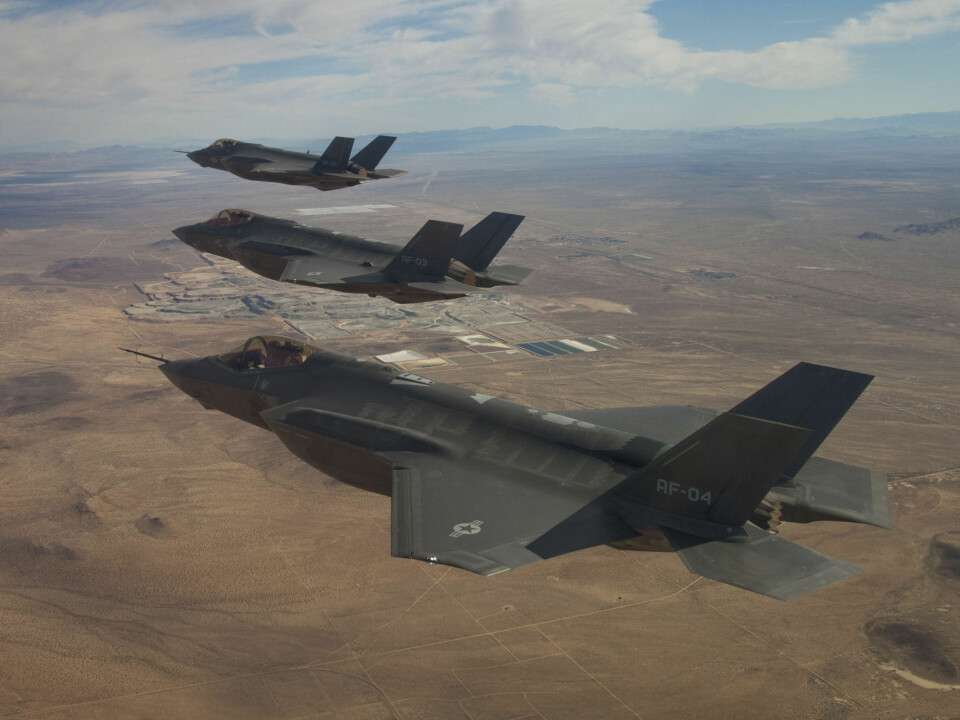 En trio av F-35 ute på testflyvning.