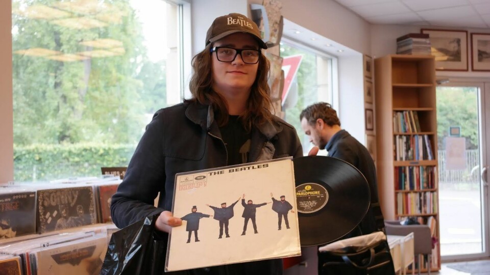 PÅ JAKT: Beatles-entusiasten Aleksander Guttormsen (18) er på leting etter sort gull i form av vinylplater. Han er en av de stadig økende unge som har fått sansen for vinyl.