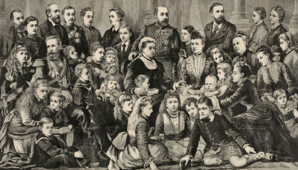 Dronning Victoria ( midten) og den kongelige familien i 1877. Victoria var dronning av det britiske imperiet fra 1837 til 1901, og hun fikk 42 barnebarn. Hennes etterkommere er i dag mennesker som Elizabeth II, Harald V i Norge, Carl XVI Gustaf av Sverige, Margrethe II av Danmark og Juan Carlos I i Spania. Under den første verdenskrigen kjempet tre av hennes familiemedlemmer mot hverandre.