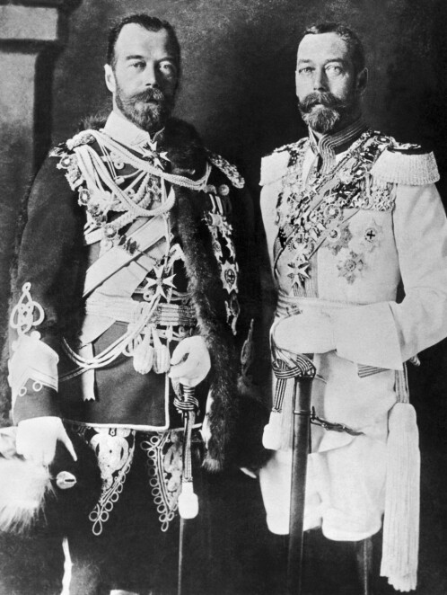 1915. Til venstre ser du Nikolaj II, tsaren i Russland. Til høyre hans søskenbarn, kong Georg V av England. Den engelske kongen har russisk uniform mens den russiske har britisk, en diplomatisk skikk fra før og under første verdenskrig.