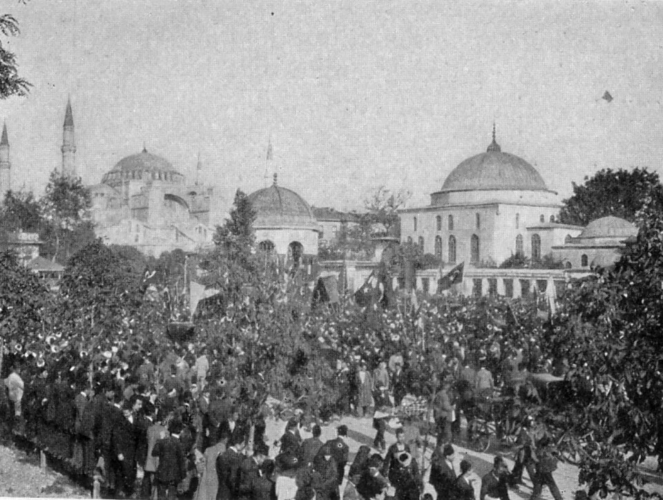 Demonstrasjoner i Konstaninopel (nå: Istanbul) under revolusjonen til ungtyrkerne i 1908.