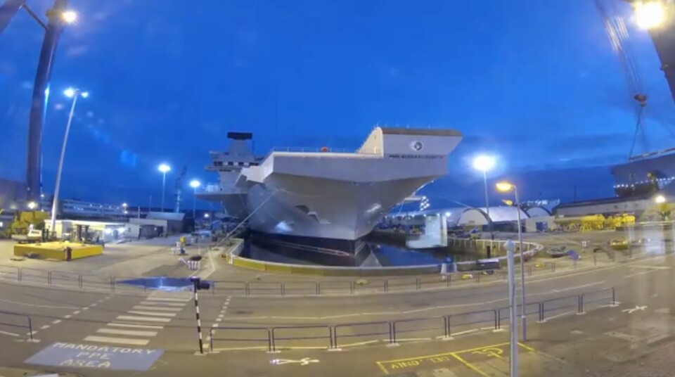 PÅ VANNET: HMS Queen Elizabeth forlater tørrdokken.