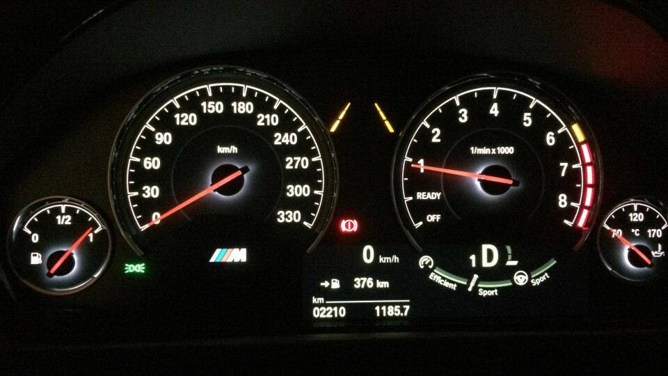 Redline starter på 6500 RPM når motoren er kald, og så økes den til 7500 RPM når det blir litt temperatur.