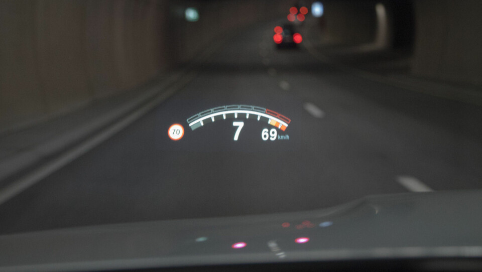 I M-modus er det mye informasjon i head-up-displayet.