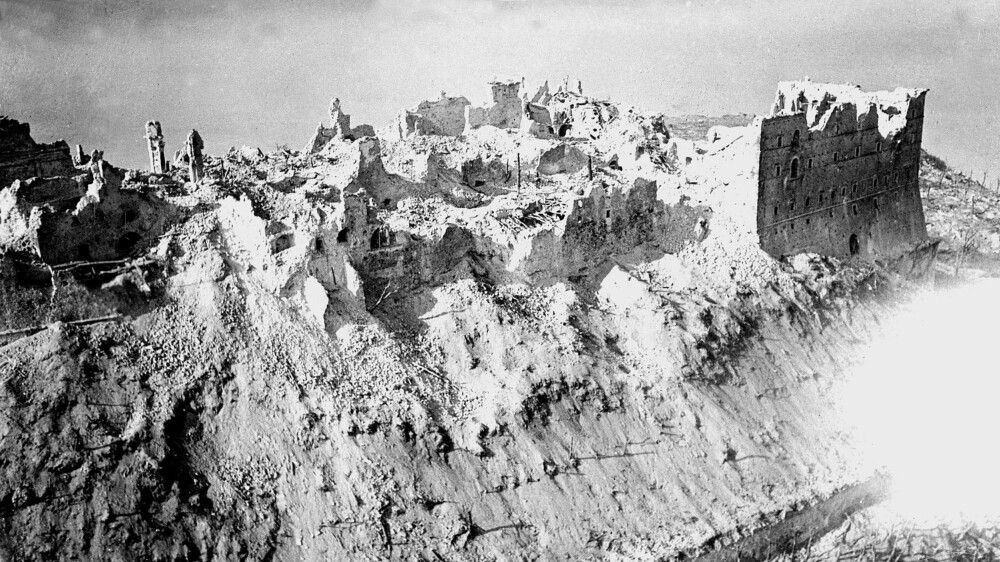 UTBOMBET: Klosteret på toppen av Monte Cassino hadde vært et pilegrimsmål gjennom århundrer og var regnet som et av kristendommens helligste steder. Etter bombingen i februar 1944 så det slik ut. De fleste kulturskattene ble med tysk hjelp brakt i sikkerhet før angrepet.