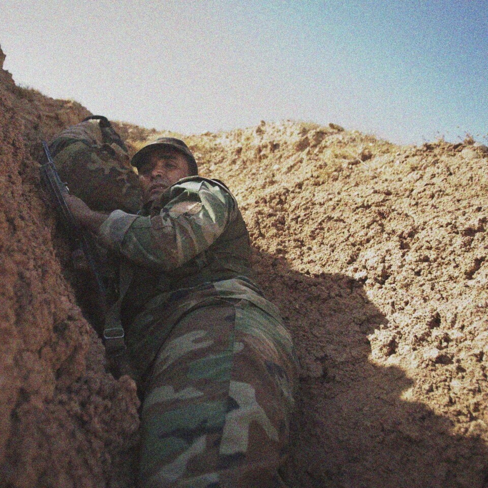 En soldat søker ly da et irakisk kamphelikopter skyter mot troppen ved et uhell. Seks blir drept. De kurdiske soldatene kjemper mot ISIL om kontrollen over Jalawla, en by i Diyal-provinsen nord i Irak.