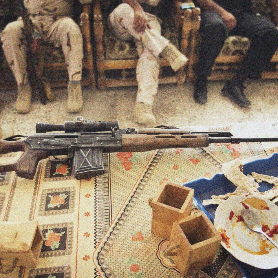 En rifle ligger på spisebordet foran lederne i den kurdiske spesialstyrken som kjemper mot ISIL nord i Irak.