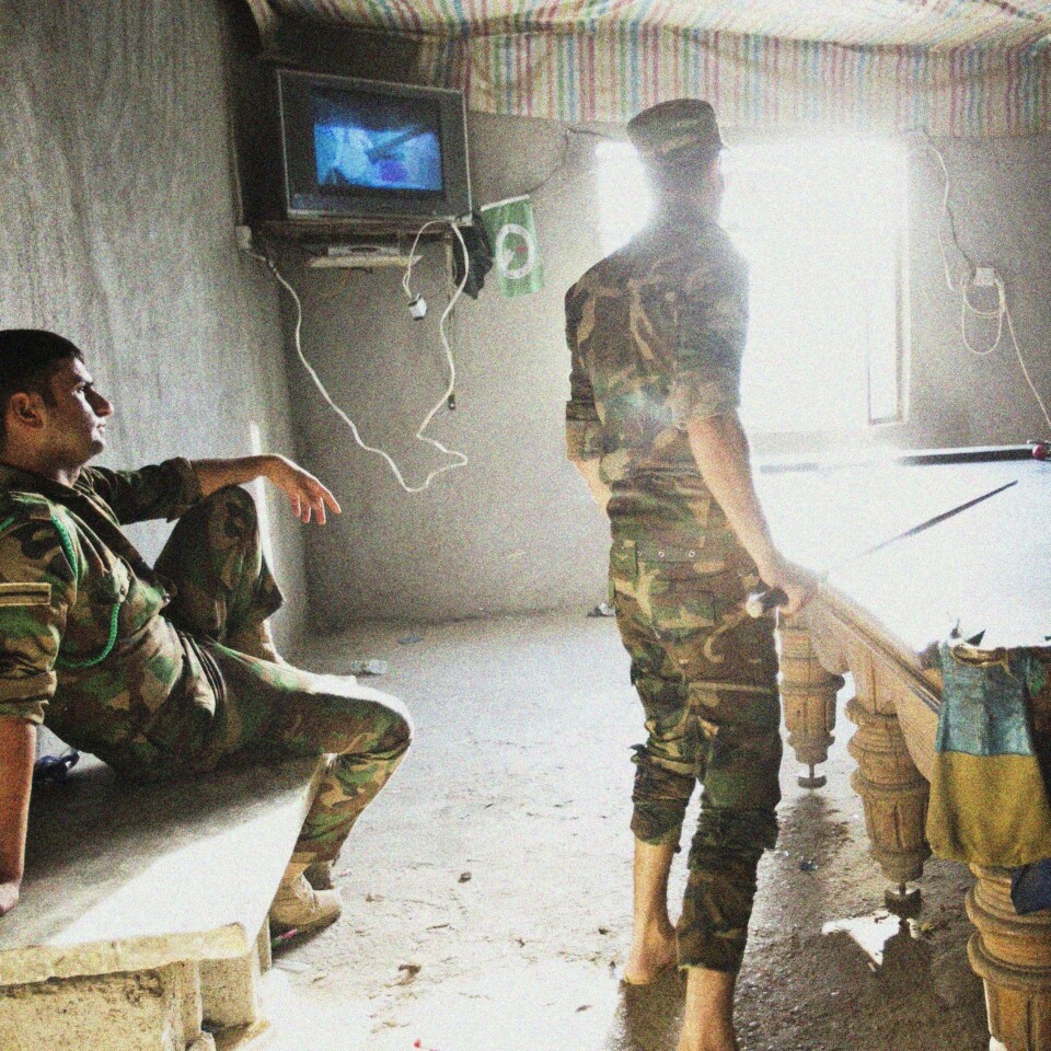 Soldater fra det kurdiske forsvaret spiller biljard og forsøker å slappe av før neste oppdrag.