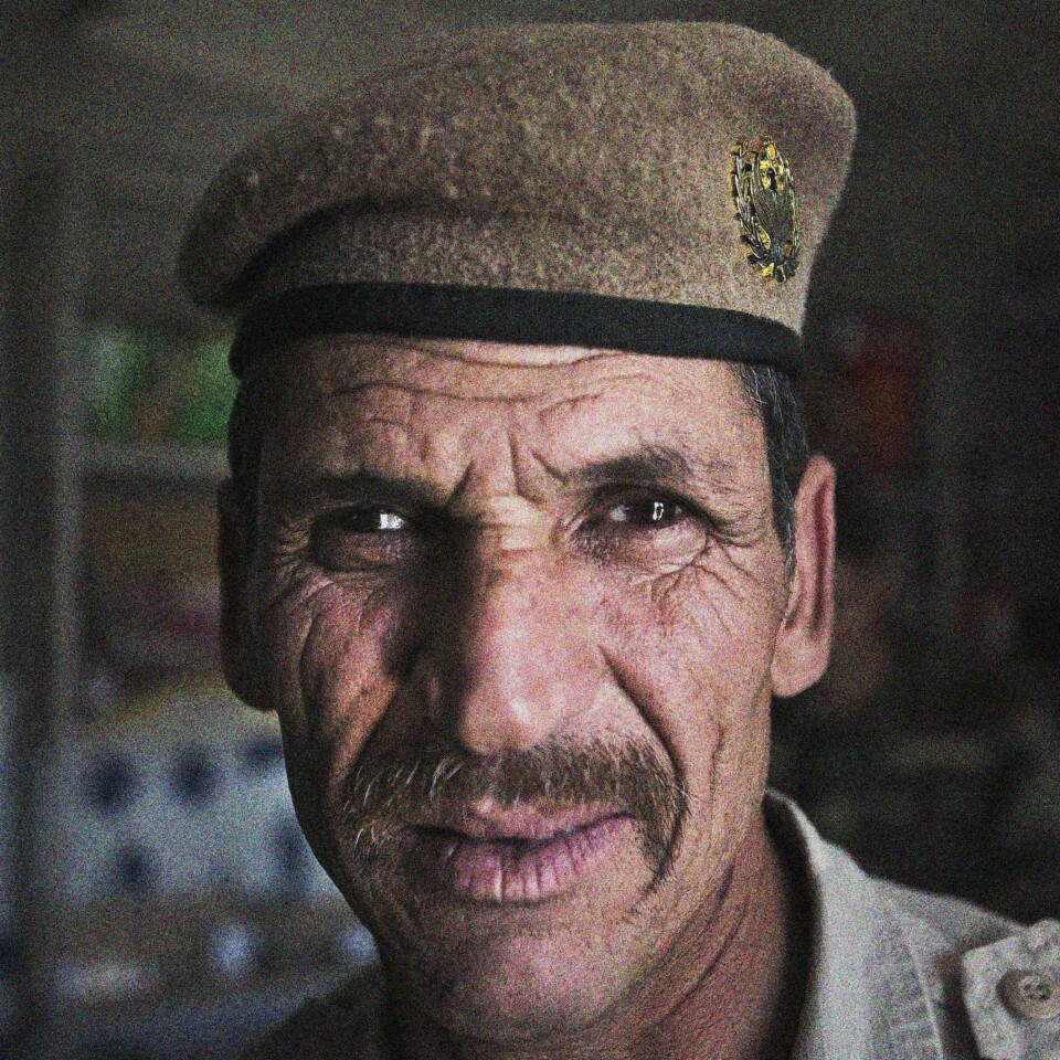 En iraksk soldat poserer for et bilde mens han venter på ordre til å dra til Jalula for å kjempe mot ISIL-opprørere.