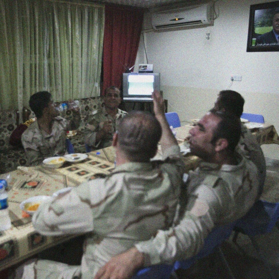 En kurdisk general hytter mot TV-en under kampen mellom Chile og Spania i fotball-VM.