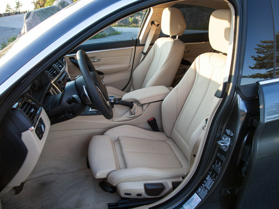 Elegant og funksjonelt interiør - praktisk talt identisk som i 3-serie og 4-serie coupé.