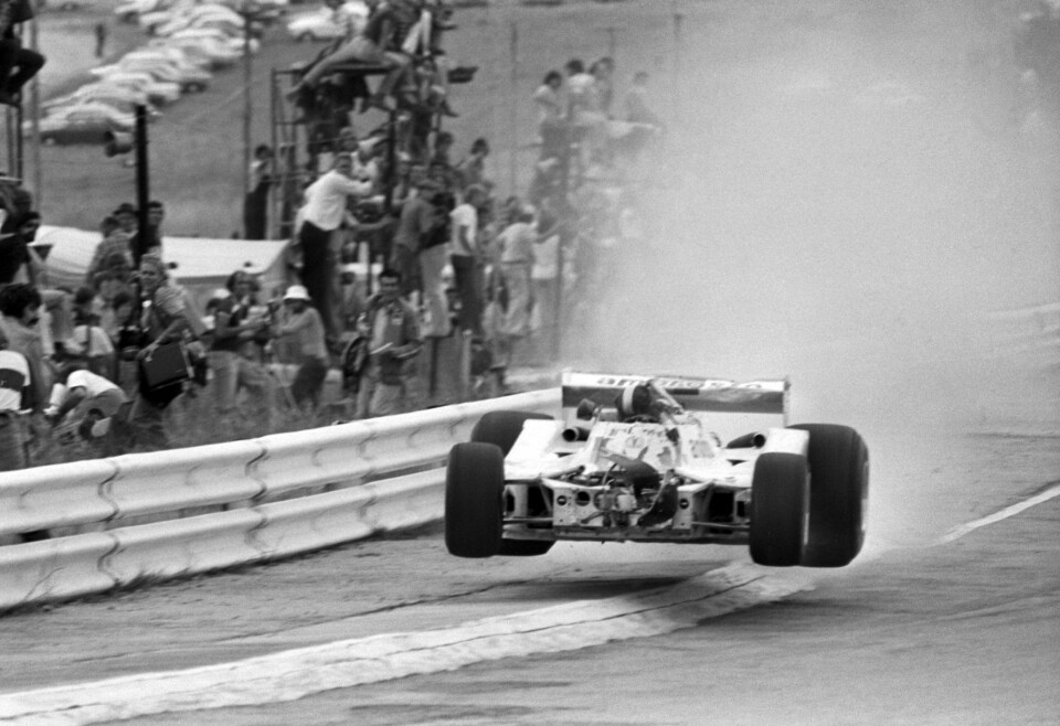 SEKUNDER FØR KATASTROFEN: Den britiske føreren Tom Pryce avbildet i sin Shadow DN8 i Sør-Afrika øyeblikket etter at han treffer brannslukningsapperatet til banemannskap Jansen van Vuuren i toppfart. Begge dør i ulykken.