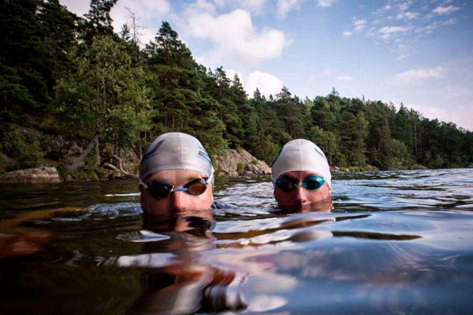 TØFFE TAK: I svømløpet Xterra må lagene svømme 8000 meter. Det lengste strekket er på 1100 meter. I mellom skal deltagerne løpe 50 kilometer over 20 øyer.