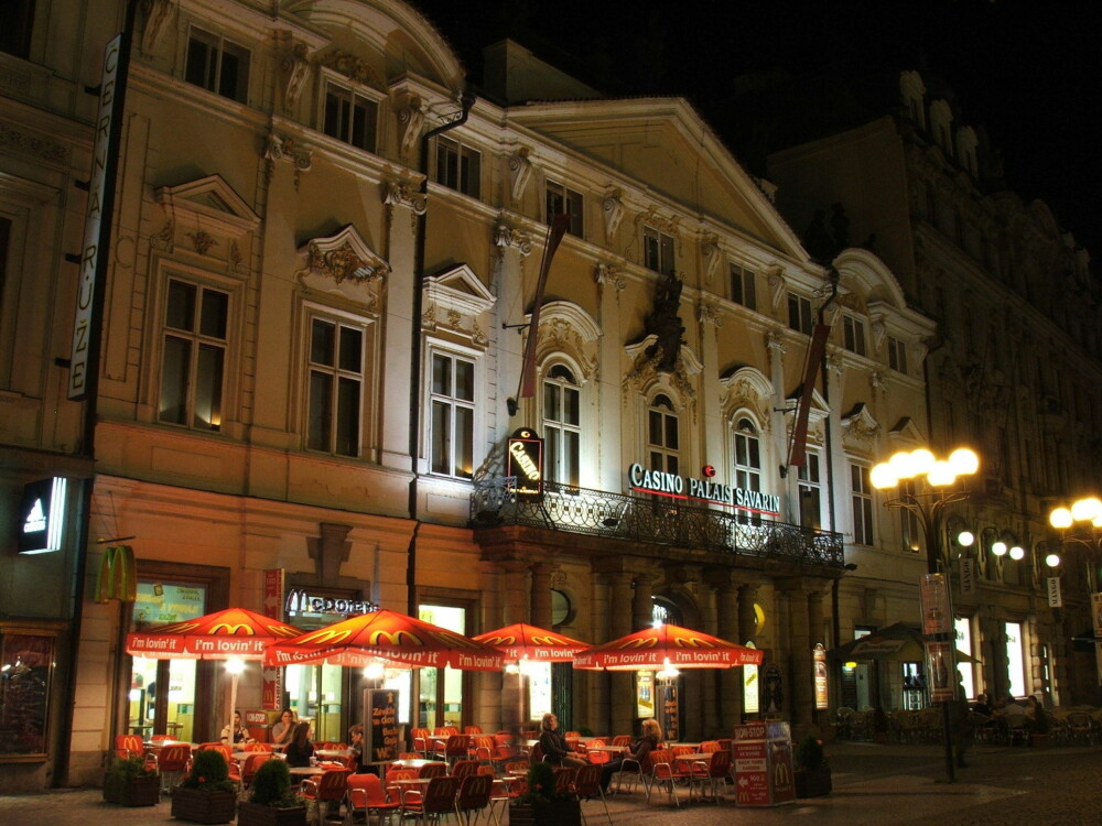 PRAHA: I Praha ligger McDonalds ironisk nok rett ved siden av byens kommunistmuseum.