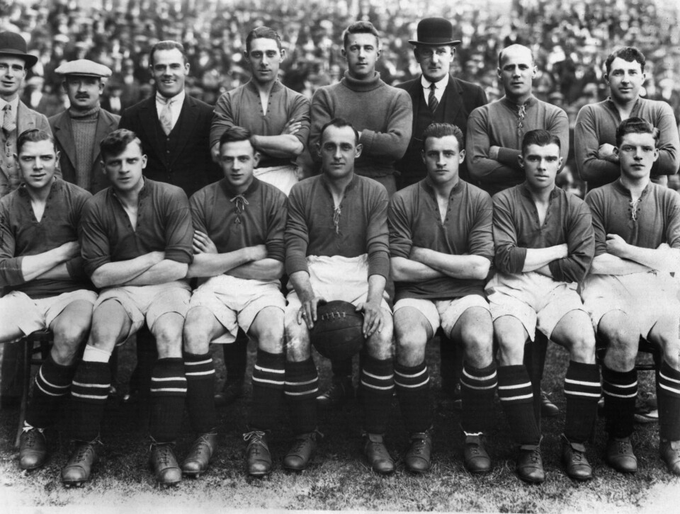 IS I MAGEN: Hugh McLenahan (første rad, helt til høyre) sammen med resten av Manchester United-laget fra 1928/1929-sesongen.