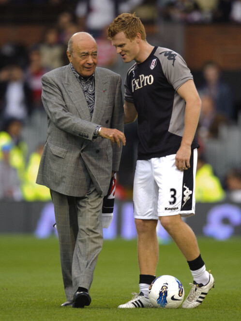 KUL FYR: Tidligere Fulham-eier Mohamed Al-Fayed viste gavmildhet da han forærte Zat Knights tidligere klubb med 30 grilldresser. Her sammen med John Arne Riise i 2011.