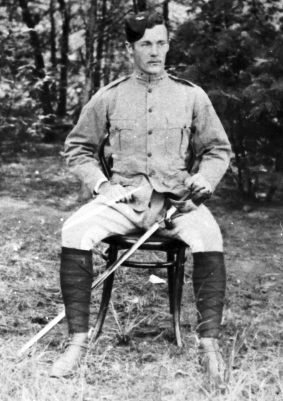 Svensken Ivar Thord Hallström skiftet navn til Ivor Thord-Gray, og levde et liv mange ikke hadde klart å drømme opp en gang. Her er han i Sør-Afrika, hvor han fant et menneskebarn oppdratt av bavianer. Du kjenner historien i dag som 'Tarzan'.
