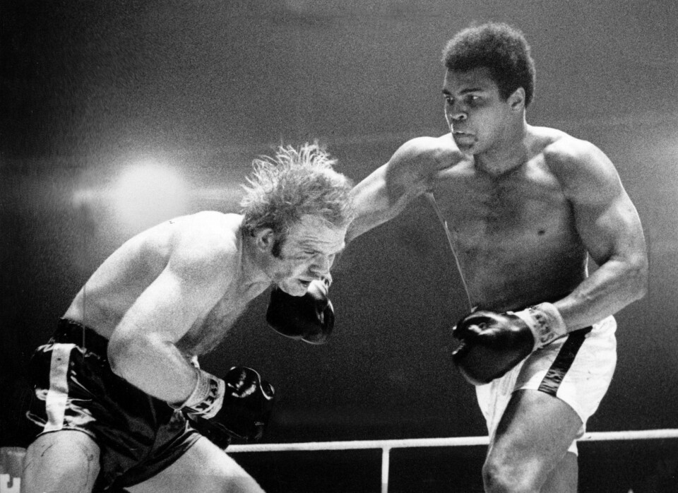NULL SEX: Muhammed Ali hadde aldri sex i de seks ukene før kamp for å yte best mulig. Her i kamp mot tyskeren Jürgen Blin i 1971.