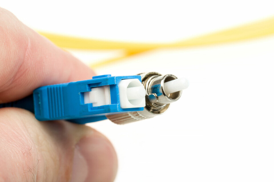 «Fiber er det raskeste bredbåndet» reklamerer Altibox med på sine nettsider. Men fiberoptikk er egentlig bare kabelen som går mellom nettverksutstyr. Det er utstyret i hver ende som avgjør hvor raskt det går. Er det utstyret bra, er «fiber» overlegent. Er utstyret mindre bra, er det ikke all verden å skryte av.