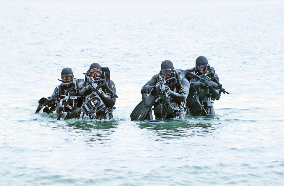 EKSTREME: Navy SEAL Team Six ble grunnlagt av Marcinko. De må takle alle elementer av krigføring og blir håndplukket til sitt lag. Her en SEAL-gruppe fra trening i 2004.