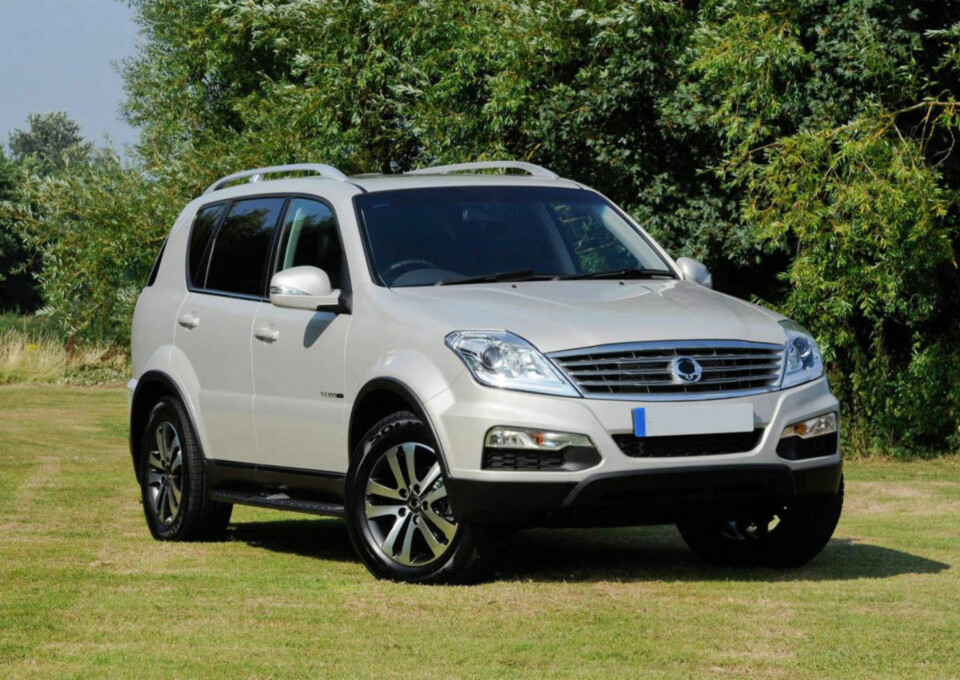 Etter å ha ligget nede i halvannet år, begynner SsangYong igjen å røre på seg i Norge. Den første båtlasten med biler har ankommet og bygges om til varebiler her til lands.
