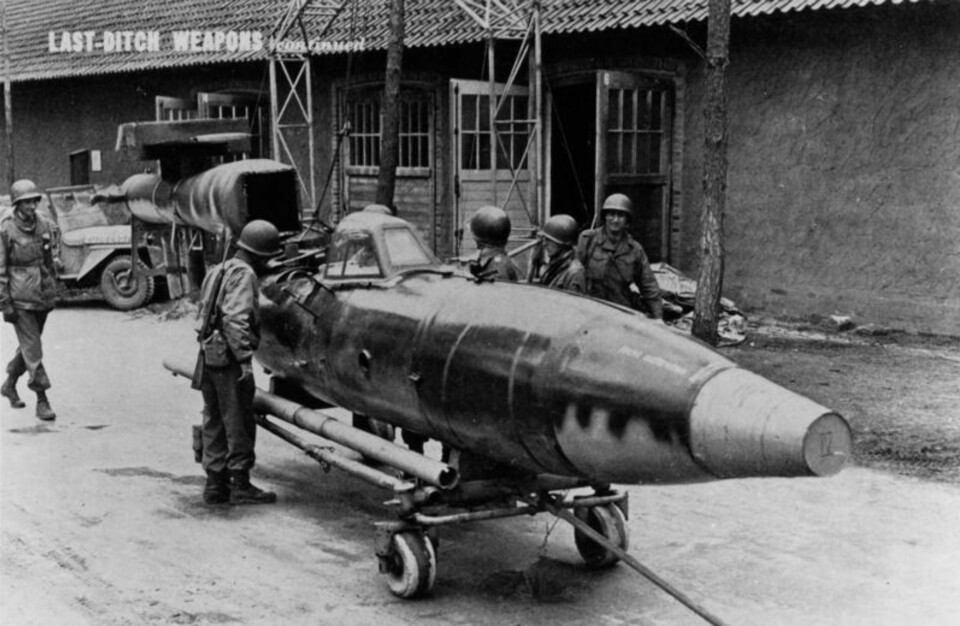 Bemannet bombe: Amerikanske soldater med en Fieseler Fi 103R, den bemannede versjonen av V-1 flyvende bombe.