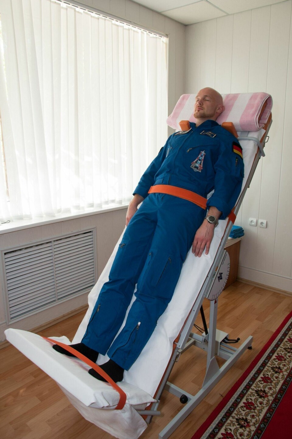 RITUALER: Både russiske og amerikanske astronauter må gjennom en rekke absurde ritualer og tradisjoner før de blir skutt opp i verdensrommet. Her er det den astronauten Alexander Gerst som utfører diverse tester før han ble sendt til den internasjonale romstasjonen i mai 2014.