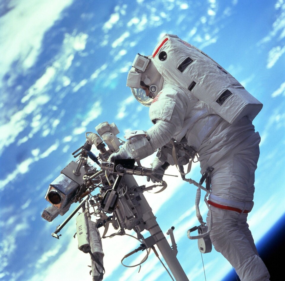 I LØSE LUFTA: Her er det astronaut Steven L. Smith som tester ut vektløstilstand i 1999.