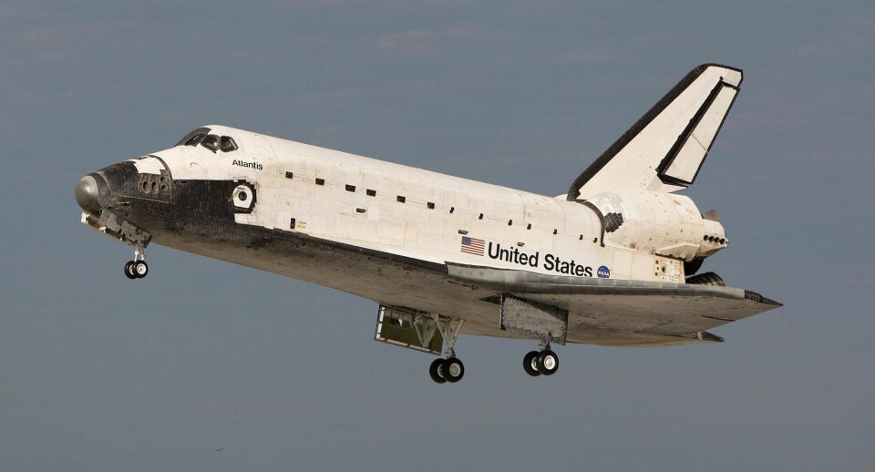 DONUT OG BAGEL: Etter romfartøyet hadde kommet seg helskinnet fra fabrikken til siste stopp før utskytning ble det feiret med donuts og bagels av ingeniørene. Her er det Space Shuttle Orbiter 'Atlantis'.