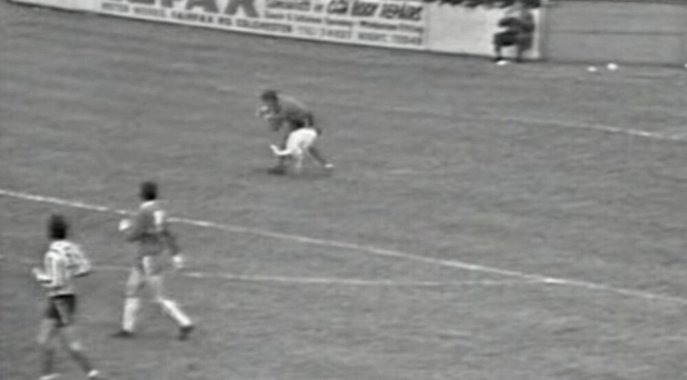 DUELLEN: Brentfords keeper Chic Brodie spilte aldri fotball på profesjonelt nivå igjen etter et sammenstøt med en hund i 1970. Det er bare en av mange bisarre fotballskader opp gjennom historien.