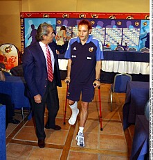 SKADET: Det var en skuffet og skadet Santiago Cañizares som møtte pressen etter den dumme hendelsen på badet i 2002.