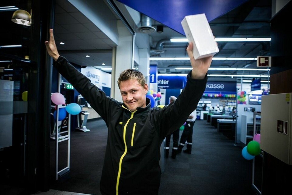 Her sikrer han seg den første iPhone 6 som ble solgt i Norge