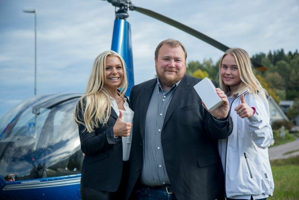 Malin Beraas (til venstre) Julie Kristina Elvenes kom til Vestfossen med helikopter for å overrekke Bjørn Solheim hans nye iPhone.