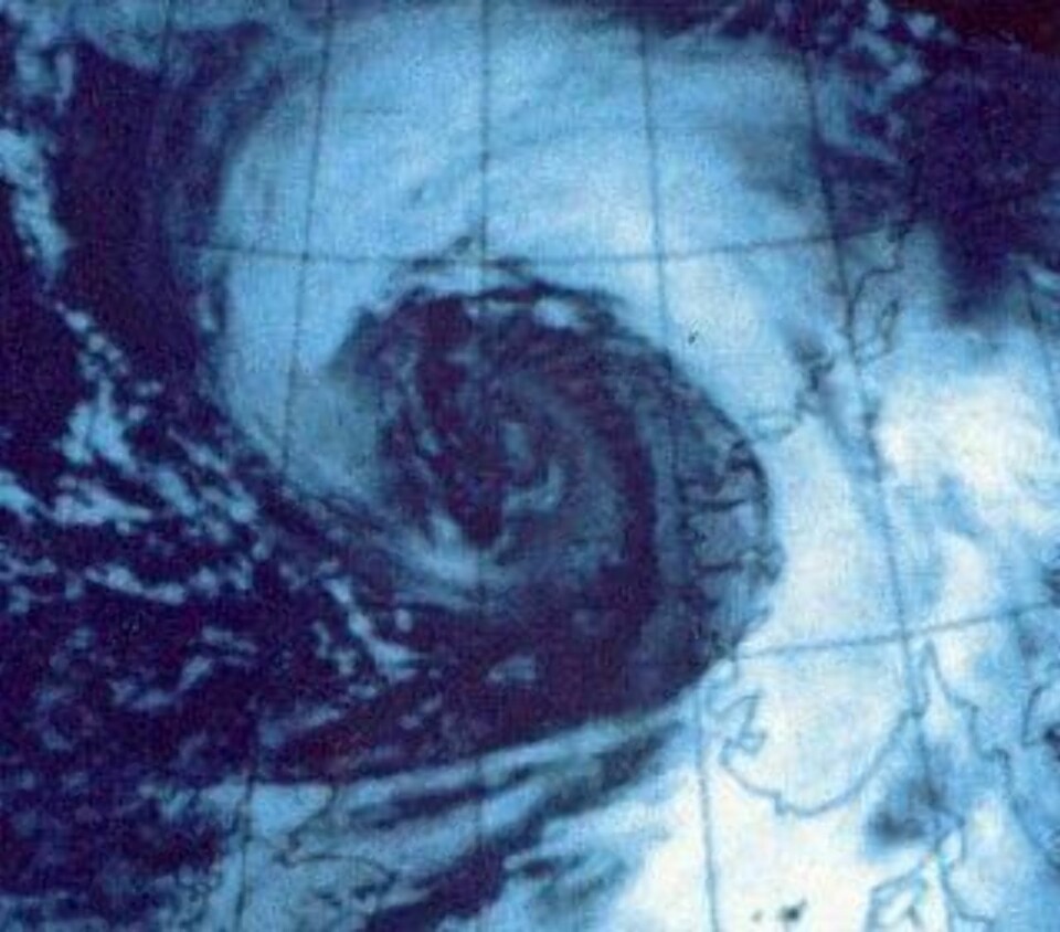 Satellittbilde av Nyttårsorkanen på vei inn mot Nordvestlandet.