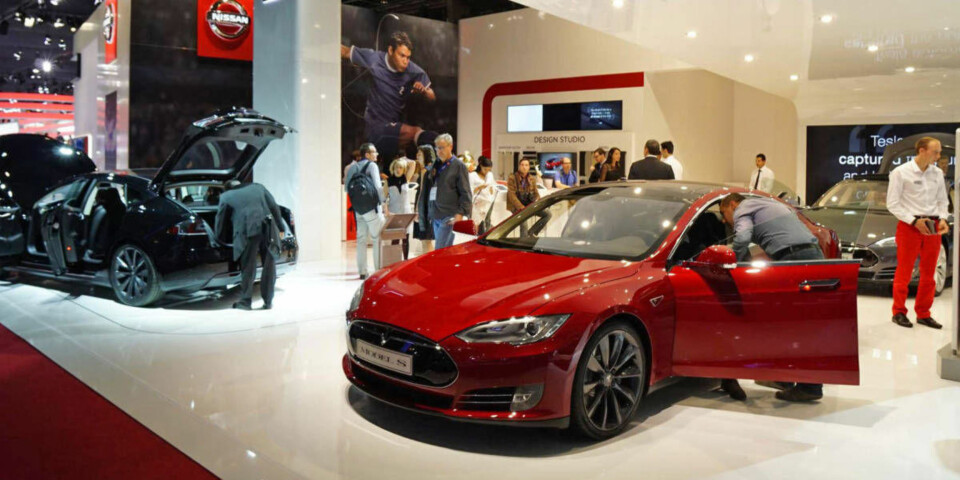 Det har vært et fantastisk år for Tesla - her fra deres stand på bilmessen som foregår i Paris akkurat nå . Denne uken lover de flere nyheter. Brooms redaksjonssjef, Vegard Møller Johnsen, tror han vet hva vi kan forvente.