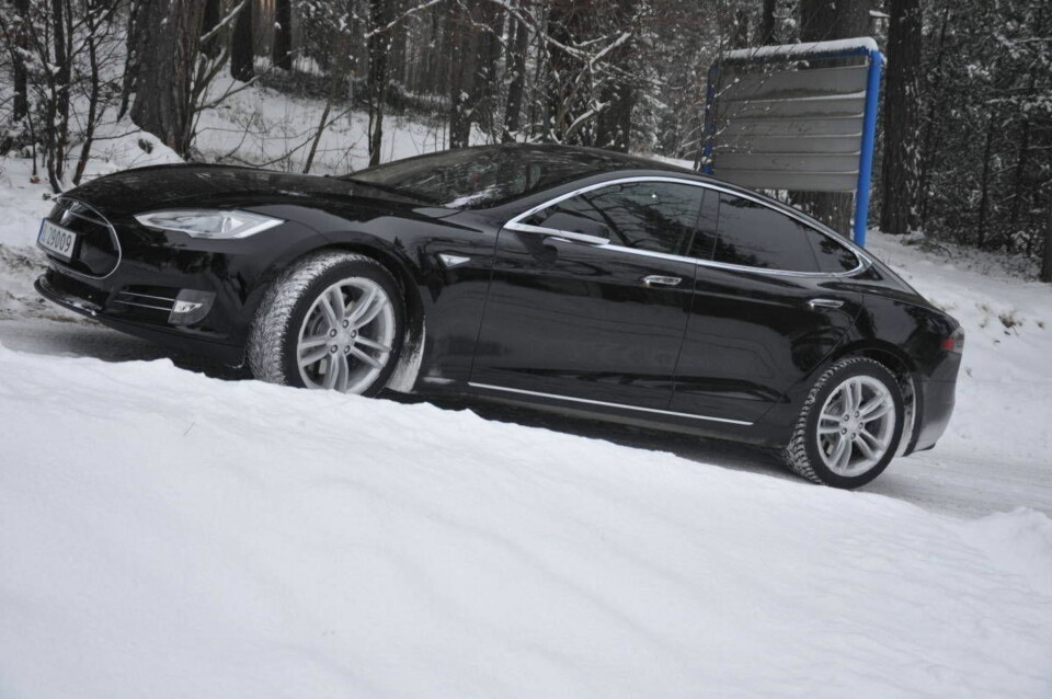 Mange nordmenn håper Tesla Model S snart kommer med 4x4. Kanskje er det nettopp den nyheten som slippes nå på torsdag.