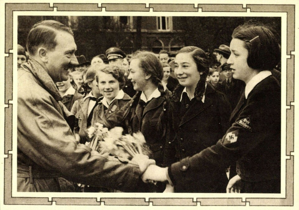 PÅ TINDER: En av verdens mange spøkefugler har i én måned hatt en profil på sjekkeappen Tinder der han har utgitt seg selv for å være den avdøde diktatoren Adolf Hitler. Utrolig nok ser det ut til at damene liker sjekkemetoden. Her er det originalen som hilser på Hitlerjugend.