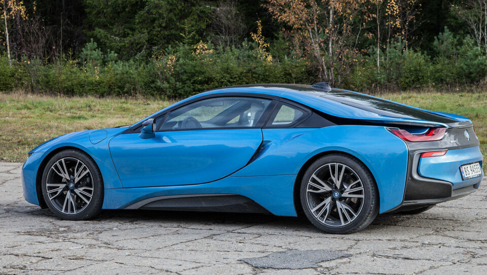 Dette er kanskje den fineste vinkelen til i8, som gir oss visse assosiasjoner til Jaguar-designet.