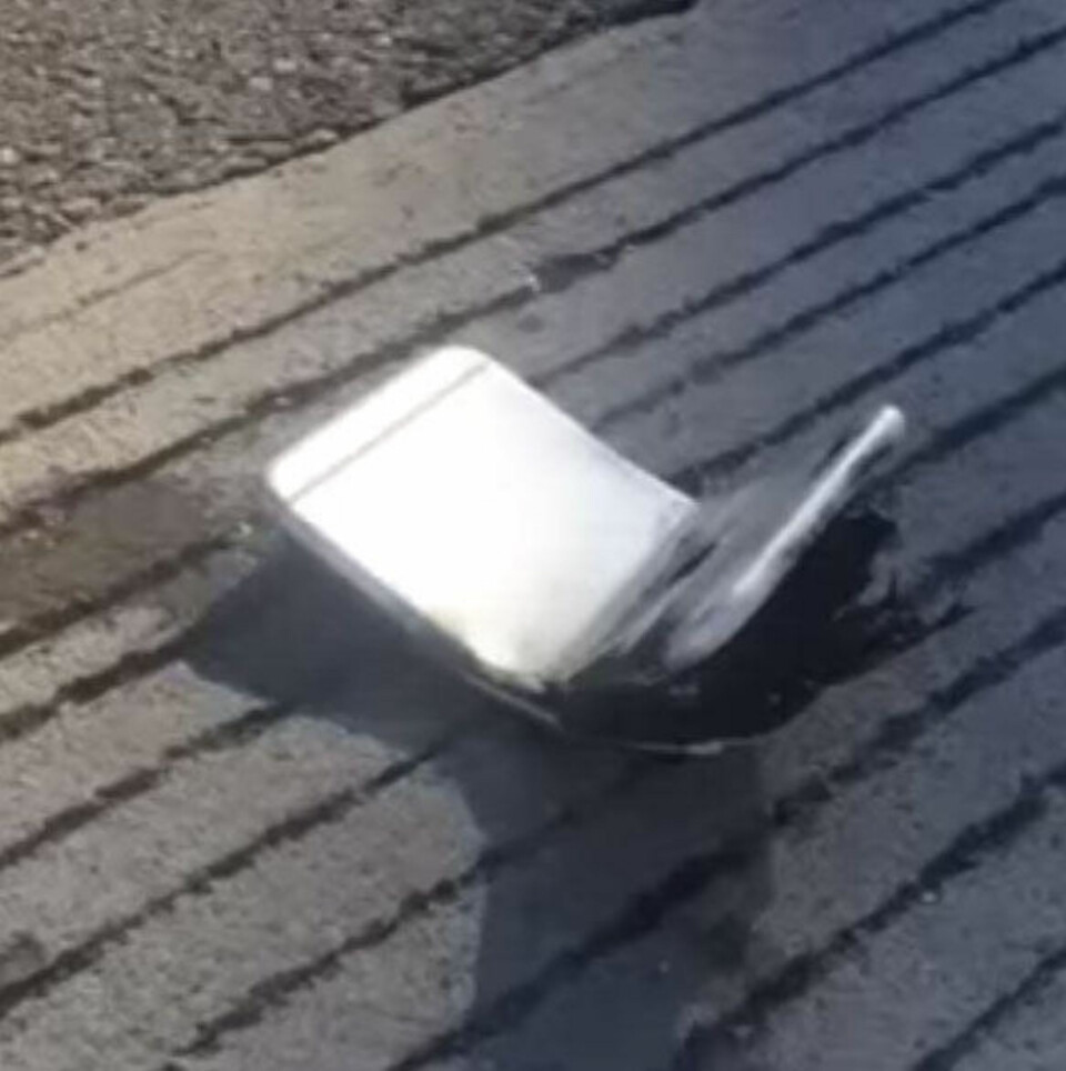 TOK FYR?: En Iphone 6-eier hevder hans telefon tok fyr etter den ble skadet og etterlot seg andregradsforbrenning på benet hans. Her ligger den utbrente telefonen på bakken.